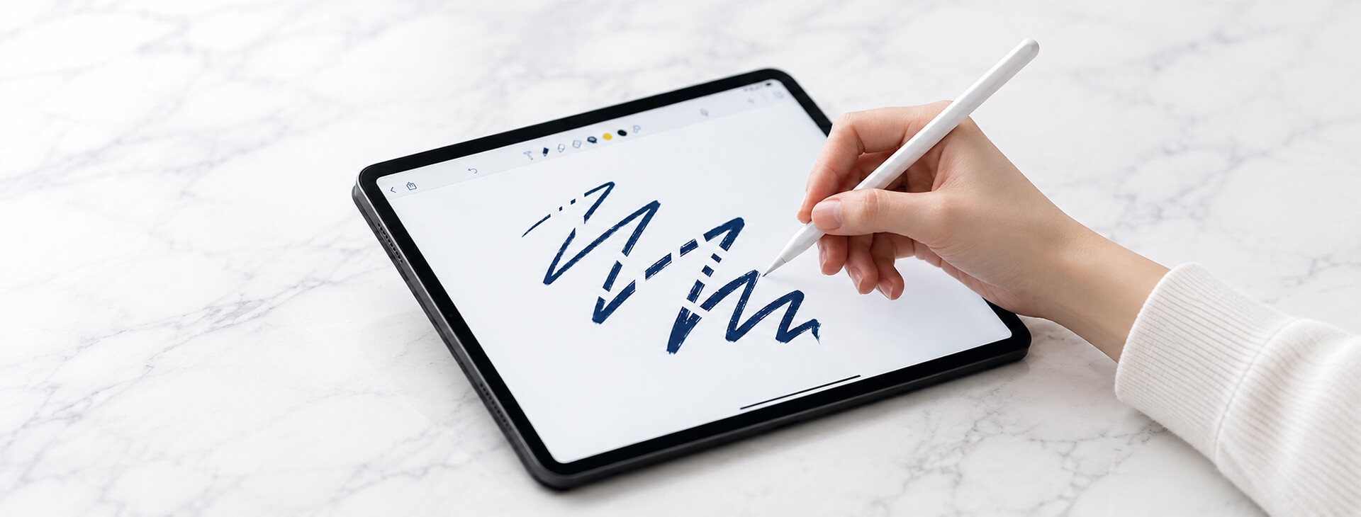 女性使用 Apple Pencil 在 iPad 書寫,螢幕出現不規則線條