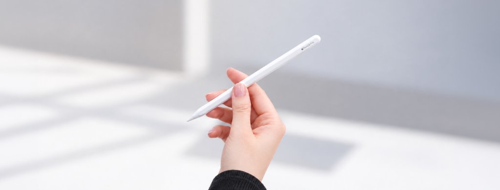 手部拿著白色 Apple Pencil，呈現檢查筆尖安裝狀態的使用情境