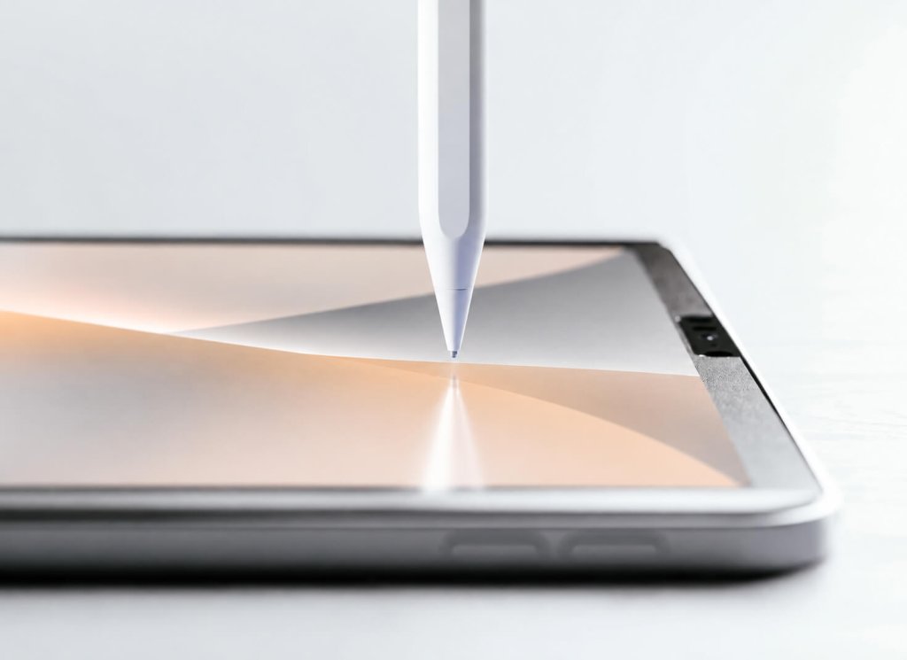 Apple Pencil 筆尖接觸 iPad 螢幕的近距離畫面，示意筆尖使用與磨耗問題