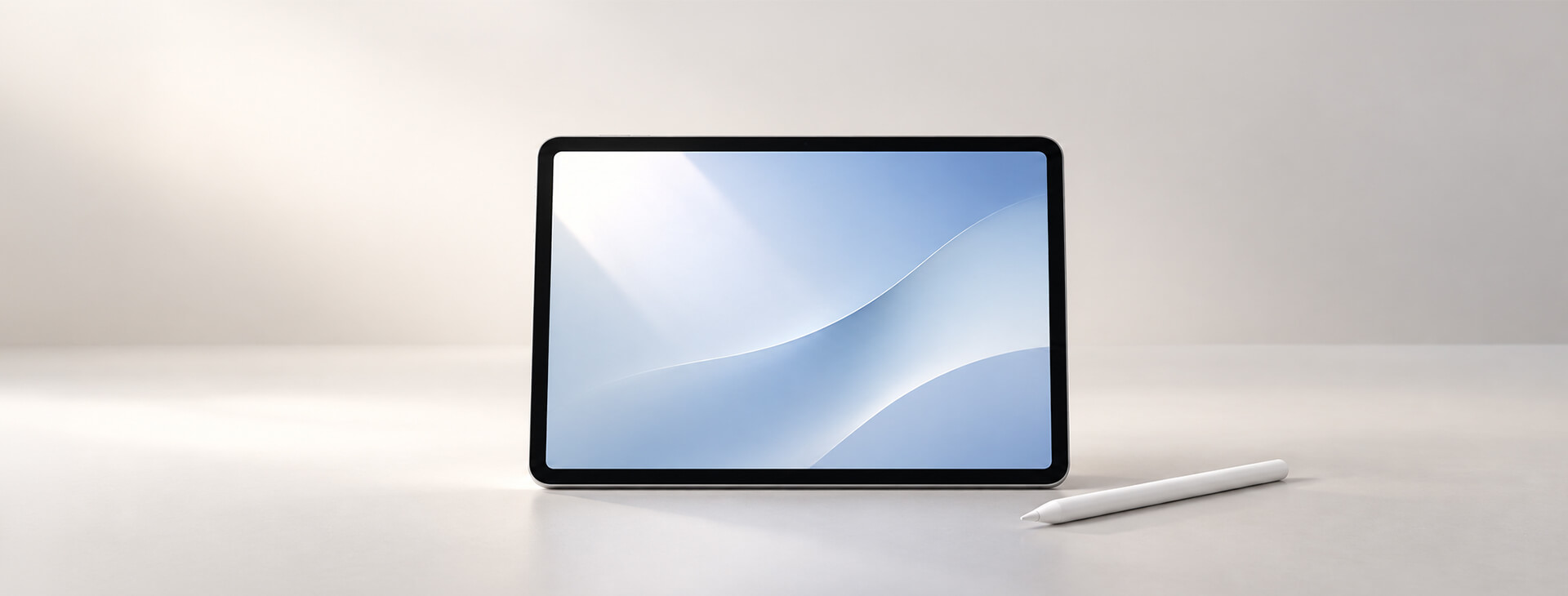 iPad 抗反光方案比較：淺色桌面上的 iPad 螢幕與白色觸控筆