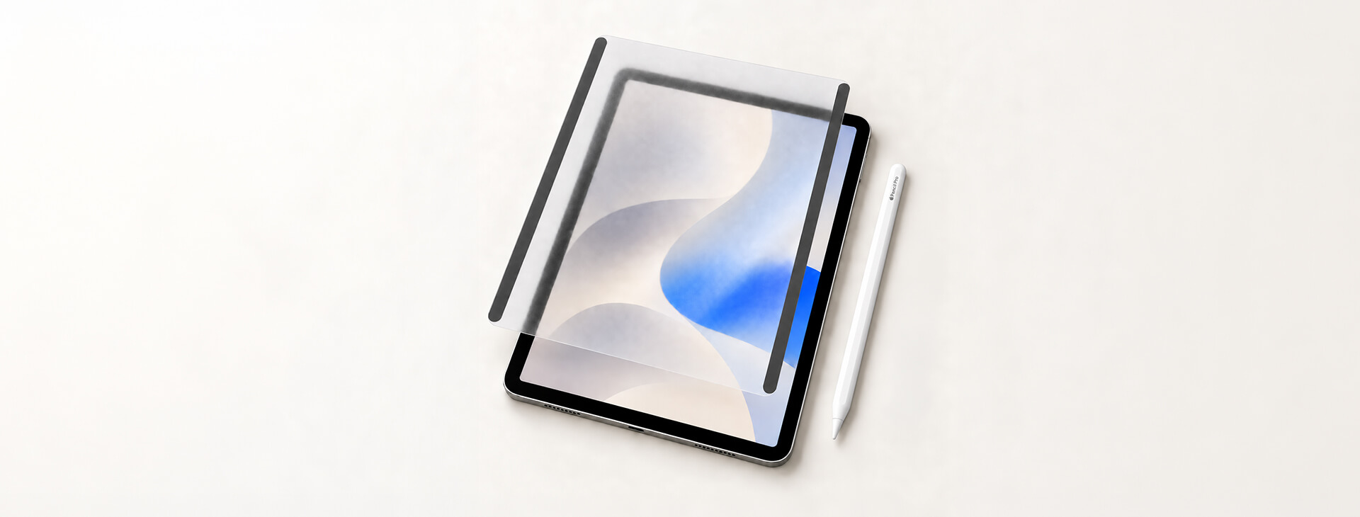 iPad 上方掀起磁吸類紙膜,旁邊放置白色觸控筆,呈現可拆卸的使用方式