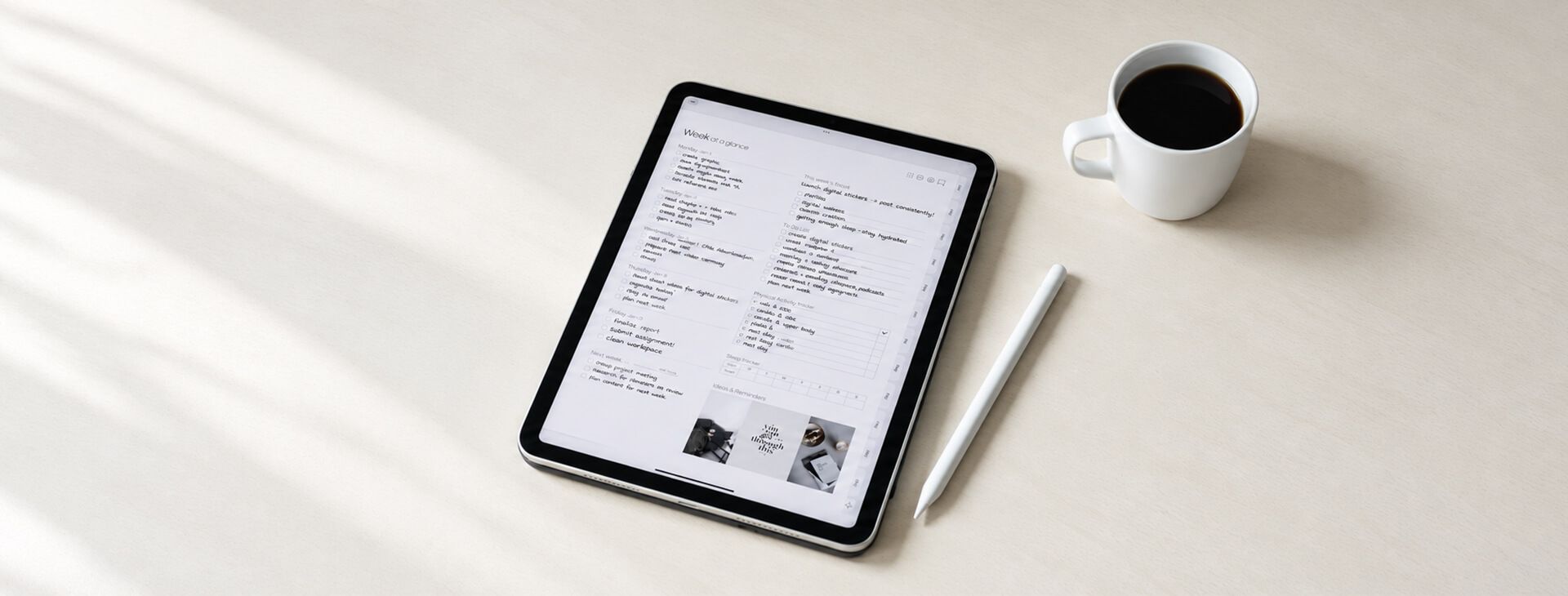 iPad 與 Apple Pencil 放在桌面上的學生筆記使用情境