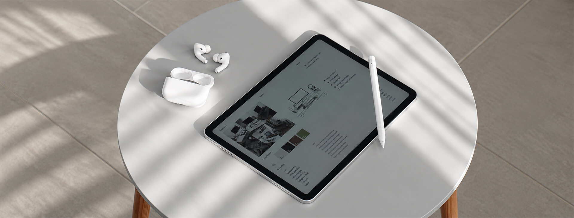 iPad 與 Apple Pencil 放置在白色桌面上，呈現日常書寫與螢幕使用情境