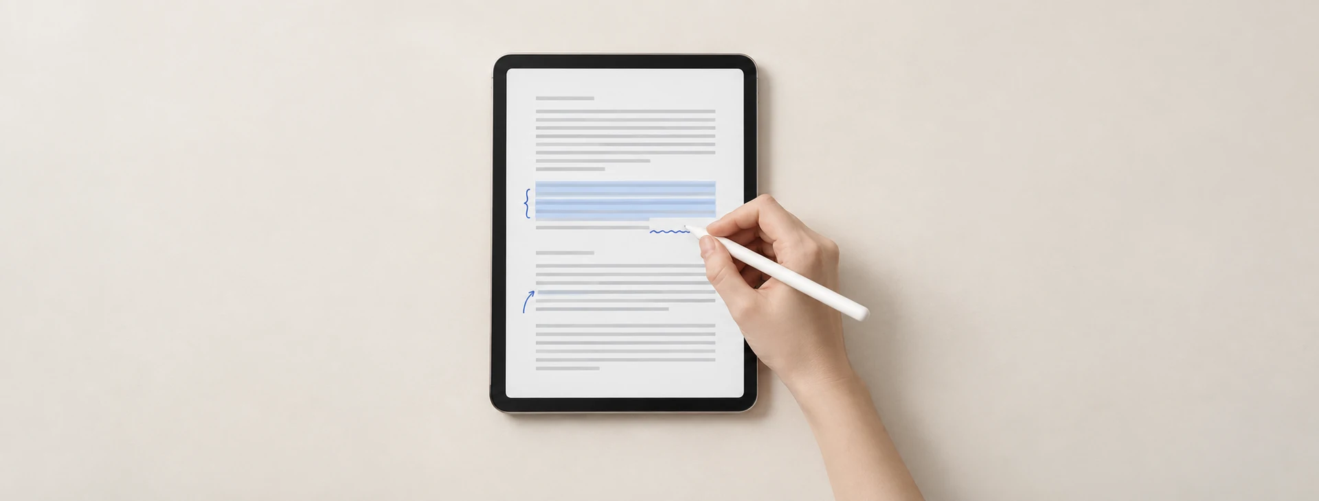 手持 Apple Pencil 在 iPad PDF 做筆記,於文件頁面加入藍色標註