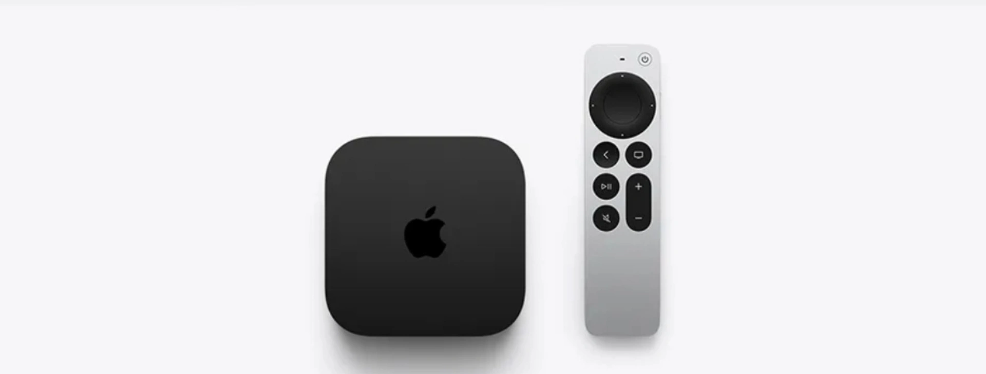 Apple TV 4K 第四代黑色主機與銀色 Siri Remote 遙控器並排