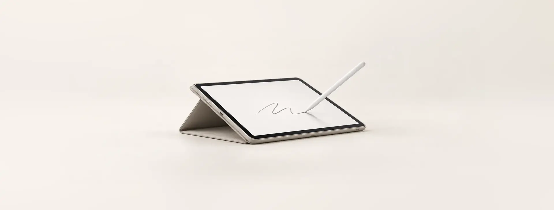 低角度支撐的 iPad 保護殼搭配 Apple Pencil 書寫示意