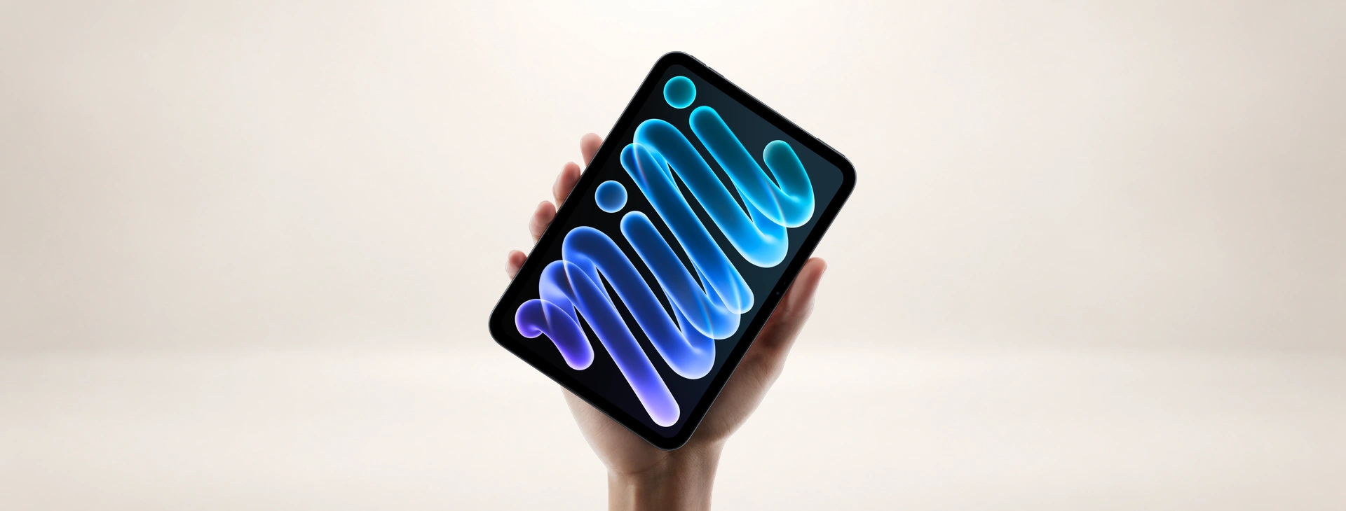 手持 iPad mini（A20 Pro），螢幕顯示藍紫色 mini 圖樣