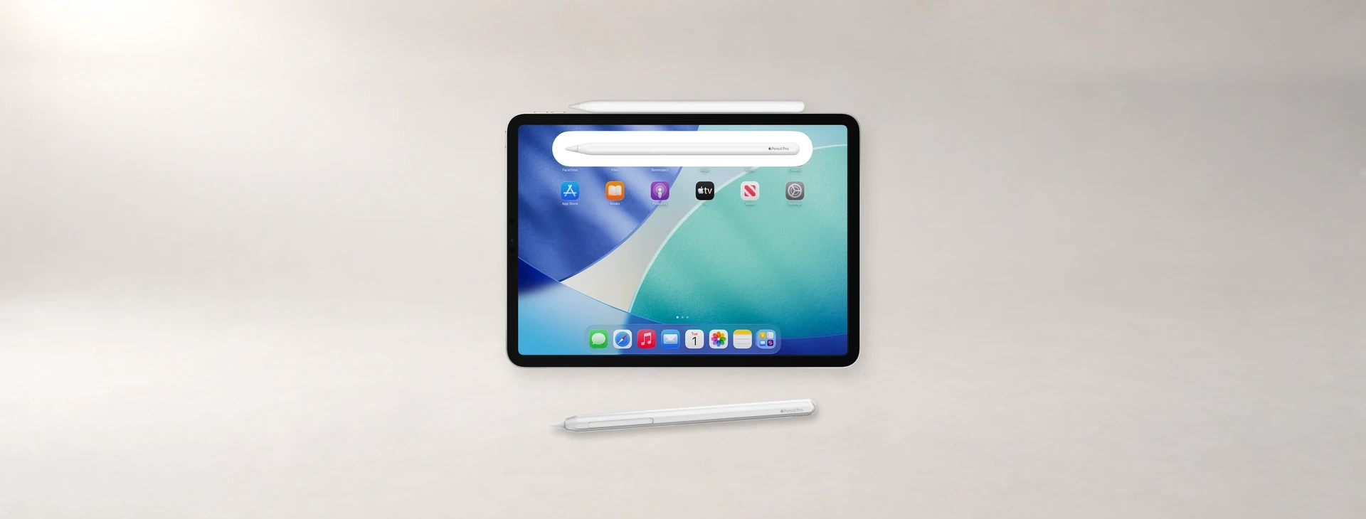 iPad 上緣吸附裸筆 Apple Pencil Pro，下方放置裝有淺色筆套的 Apple Pencil。