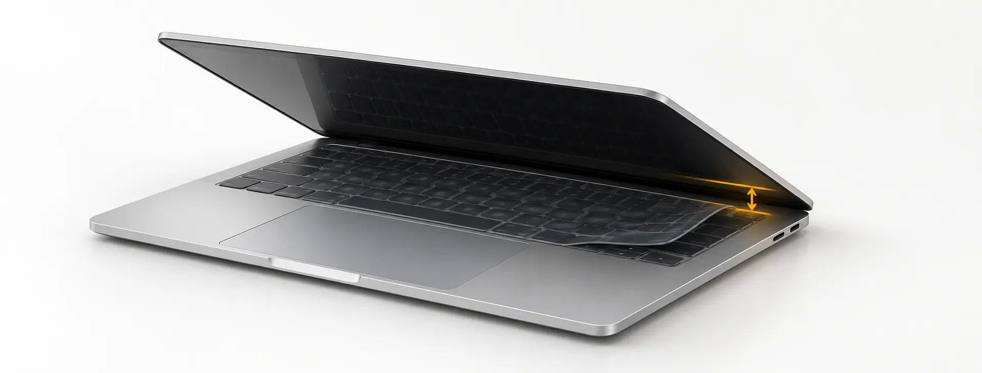 MacBook 合蓋前應移除鍵盤膜的安全間隙示意圖